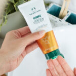 The Body Shop Vitamin C Glow Cleansing Polish - Image 3